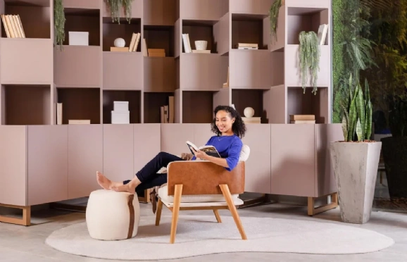 Uma biblioteca em casa é ótima para seus momentos de relaxamento.
