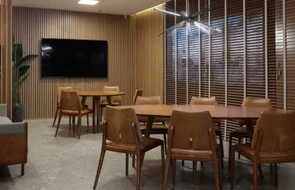 Com móveis planejados, é possível criar ambientes adequados para cada tipo de empresa