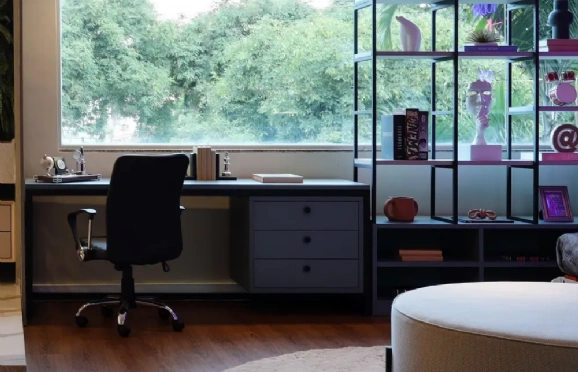 Dê um toque pessoal ao seu escritório com itens de decoração e suas cores favoritas.